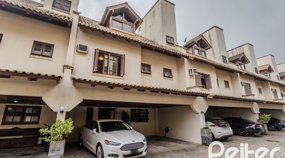 Casa em Condomínio à venda com 249m², 3 dormitórios, 1 suíte, 3 vagas, no bairro Vila Assunção em Porto Alegre