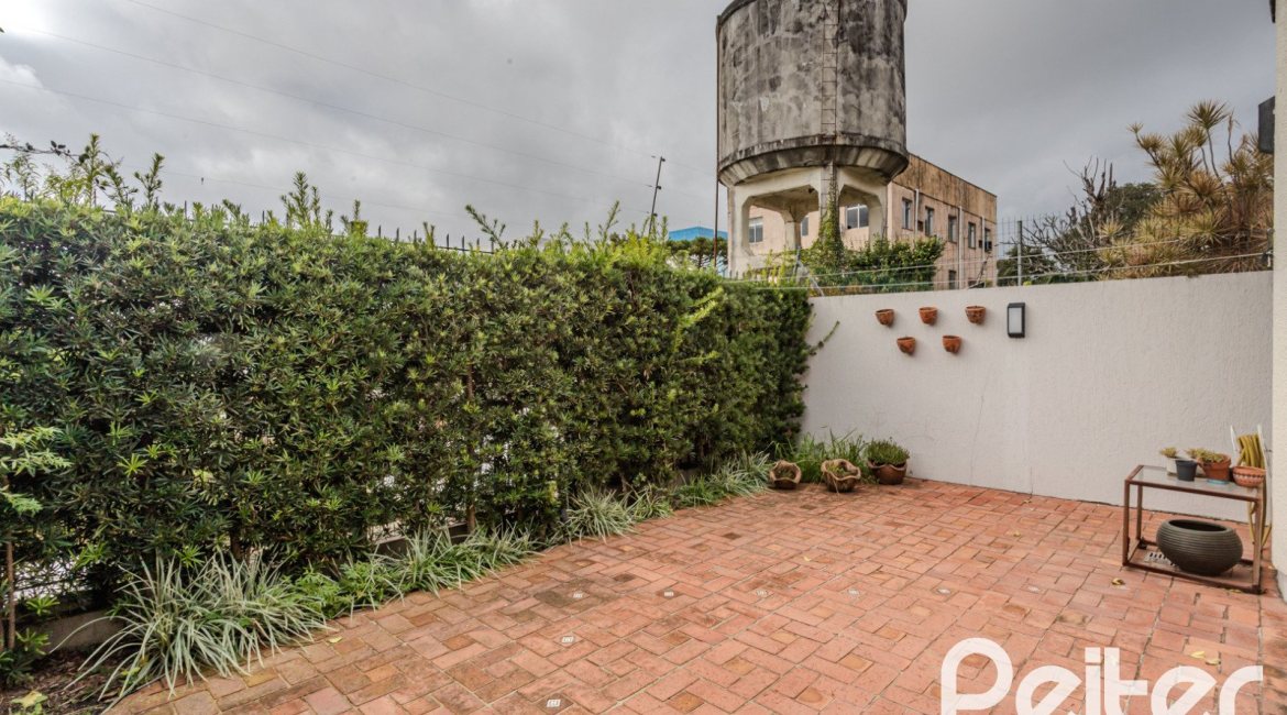 Casa em Condomínio à venda com 249m², 3 dormitórios, 1 suíte, 3 vagas, no bairro Vila Assunção em Porto Alegre