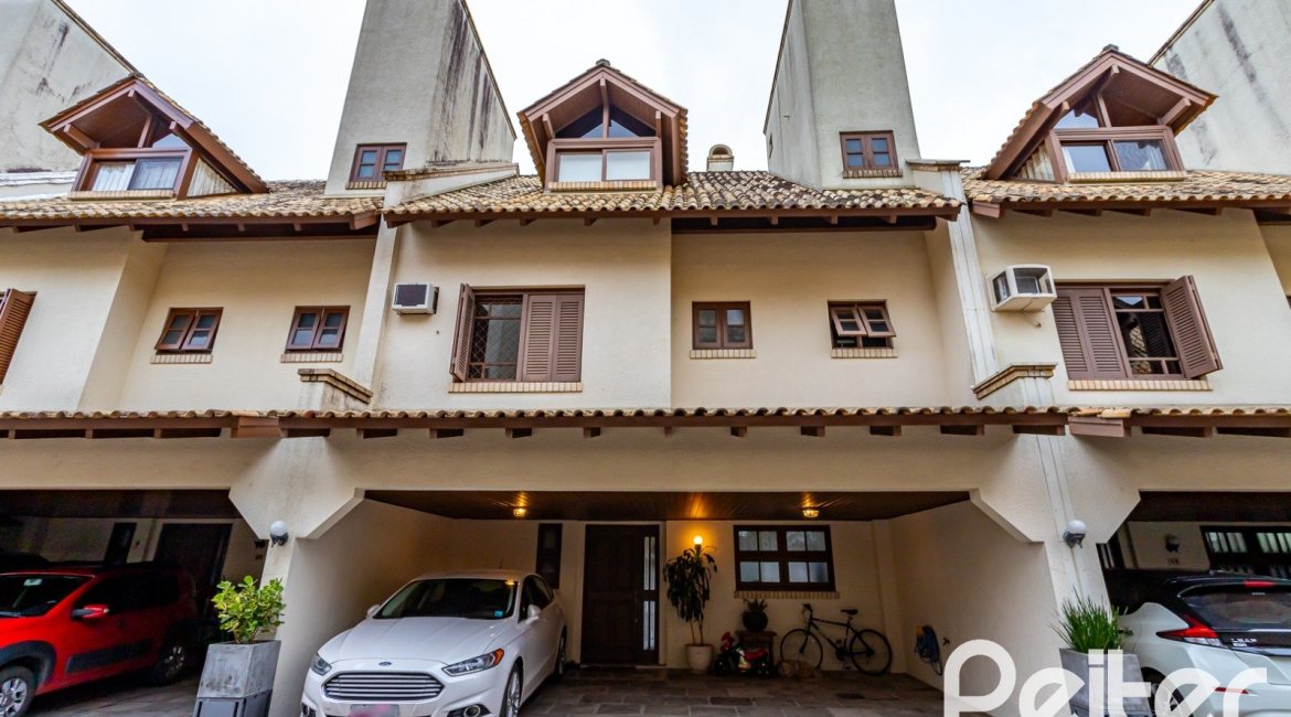 Casa em Condomínio à venda com 249m², 3 dormitórios, 1 suíte, 3 vagas, no bairro Vila Assunção em Porto Alegre