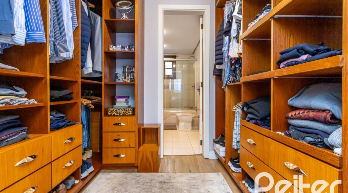 Casa em Condomínio à venda com 249m², 3 dormitórios, 1 suíte, 3 vagas, no bairro Vila Assunção em Porto Alegre