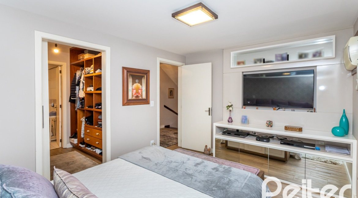 Casa em Condomínio à venda com 249m², 3 dormitórios, 1 suíte, 3 vagas, no bairro Vila Assunção em Porto Alegre