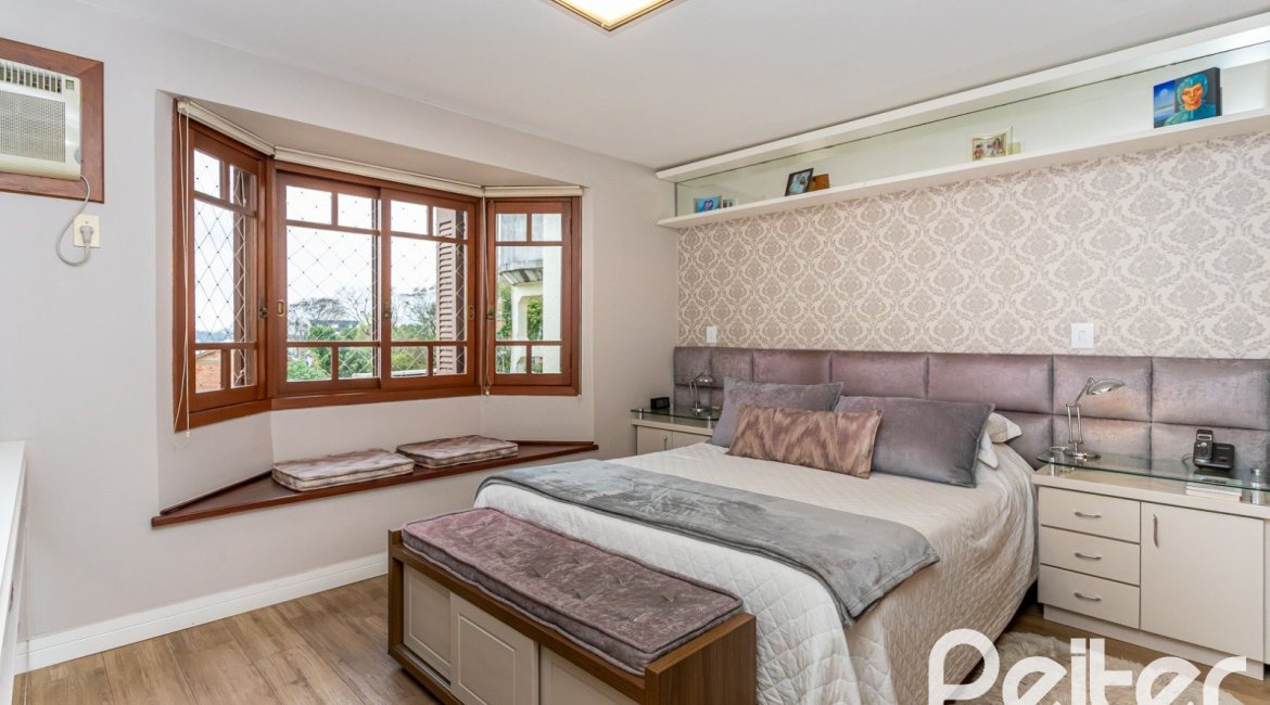 Casa em Condomínio à venda com 249m², 3 dormitórios, 1 suíte, 3 vagas, no bairro Vila Assunção em Porto Alegre