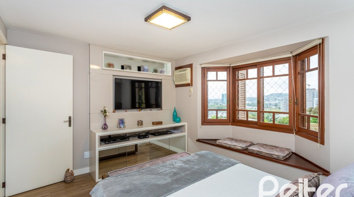 Casa em Condomínio à venda com 249m², 3 dormitórios, 1 suíte, 3 vagas, no bairro Vila Assunção em Porto Alegre