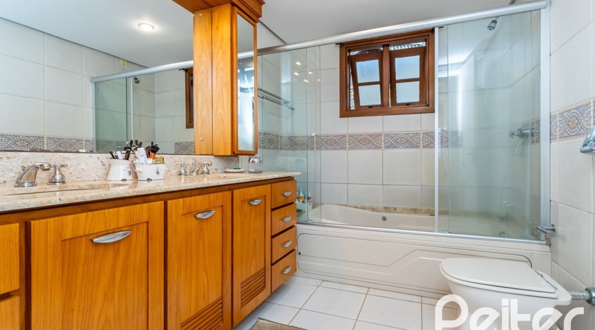 Casa em Condomínio à venda com 249m², 3 dormitórios, 1 suíte, 3 vagas, no bairro Vila Assunção em Porto Alegre