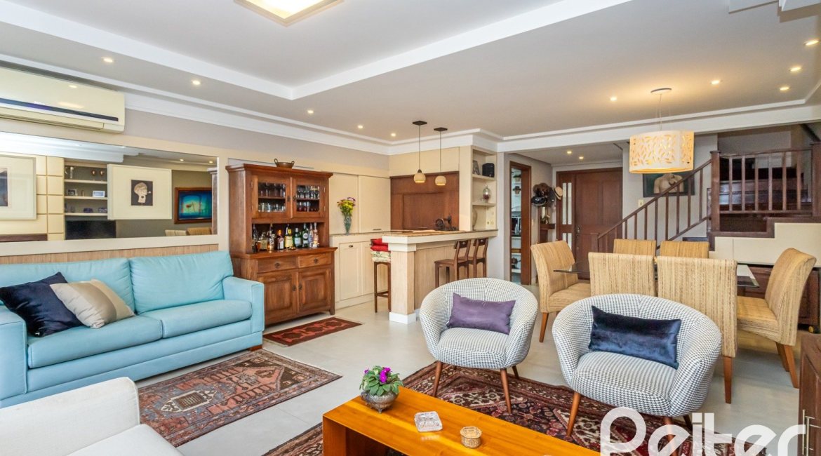 Casa em Condomínio à venda com 249m², 3 dormitórios, 1 suíte, 3 vagas, no bairro Vila Assunção em Porto Alegre