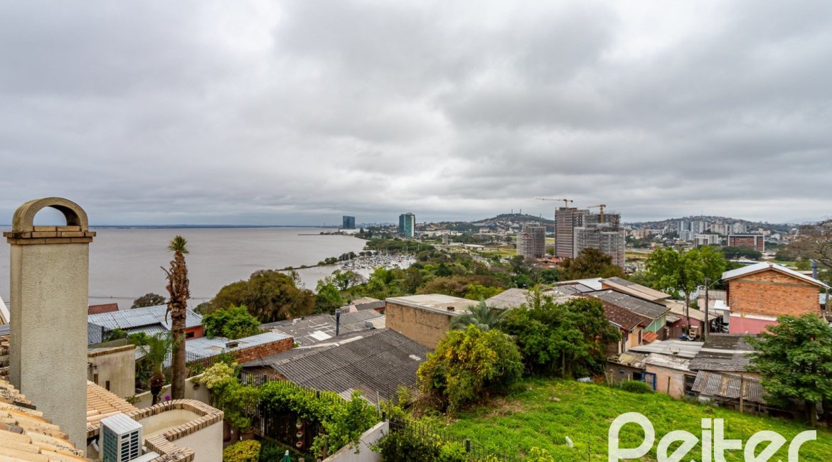 Casa em Condomínio à venda com 249m², 3 dormitórios, 1 suíte, 3 vagas, no bairro Vila Assunção em Porto Alegre