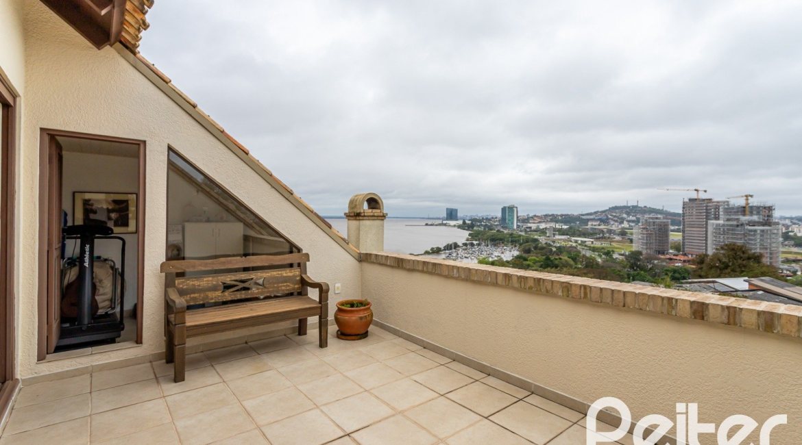 Casa em Condomínio à venda com 249m², 3 dormitórios, 1 suíte, 3 vagas, no bairro Vila Assunção em Porto Alegre