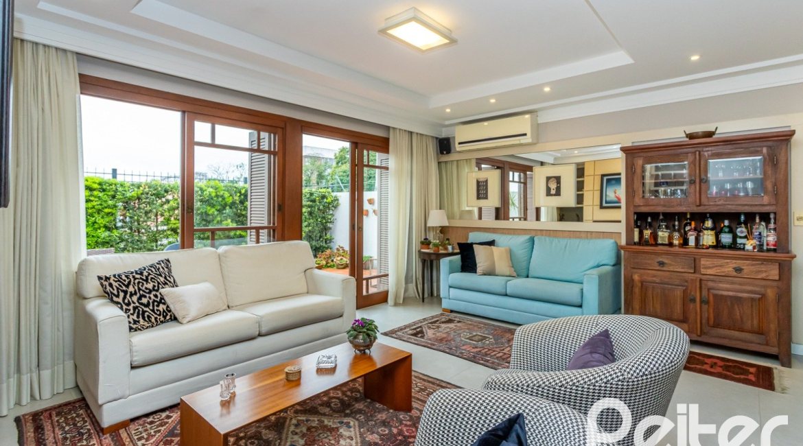 Casa em Condomínio à venda com 249m², 3 dormitórios, 1 suíte, 3 vagas, no bairro Vila Assunção em Porto Alegre