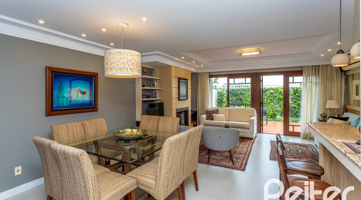 Casa em Condomínio à venda com 249m², 3 dormitórios, 1 suíte, 3 vagas, no bairro Vila Assunção em Porto Alegre