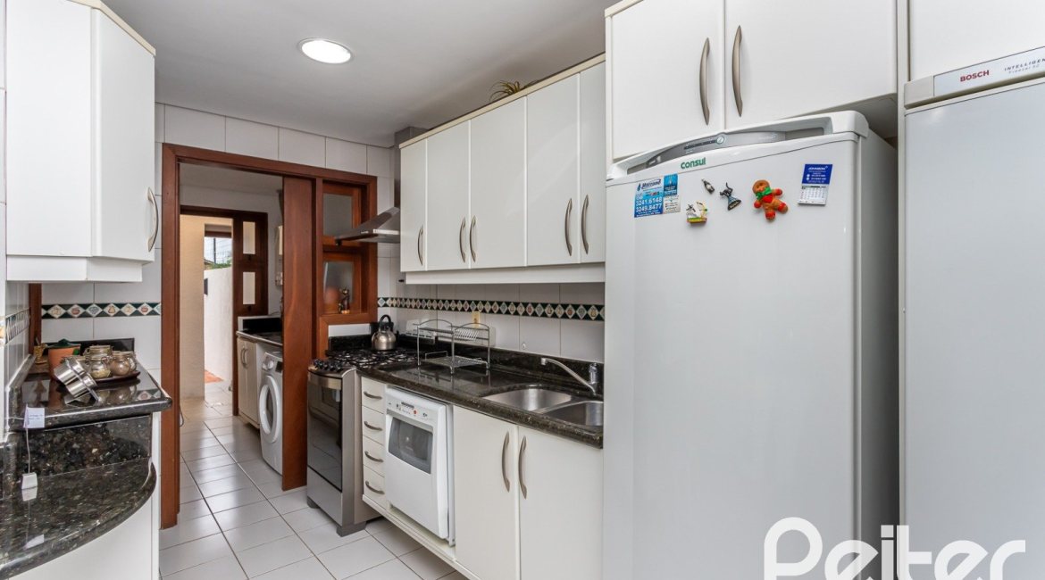 Casa em Condomínio à venda com 249m², 3 dormitórios, 1 suíte, 3 vagas, no bairro Vila Assunção em Porto Alegre