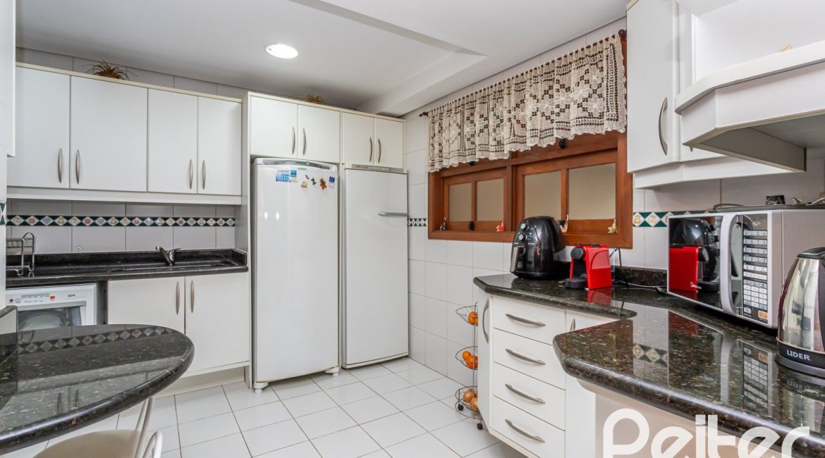 Casa em Condomínio à venda com 249m², 3 dormitórios, 1 suíte, 3 vagas, no bairro Vila Assunção em Porto Alegre