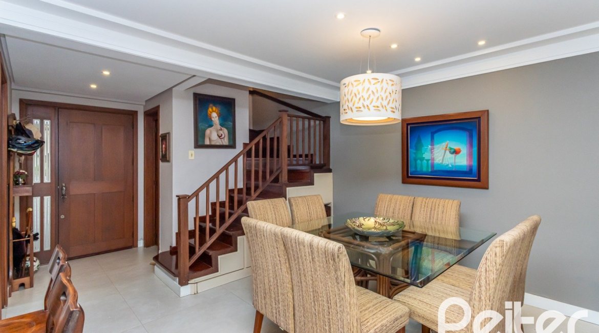 Casa em Condomínio à venda com 249m², 3 dormitórios, 1 suíte, 3 vagas, no bairro Vila Assunção em Porto Alegre