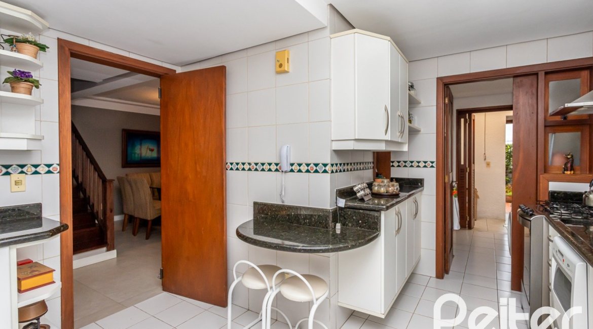 Casa em Condomínio à venda com 249m², 3 dormitórios, 1 suíte, 3 vagas, no bairro Vila Assunção em Porto Alegre