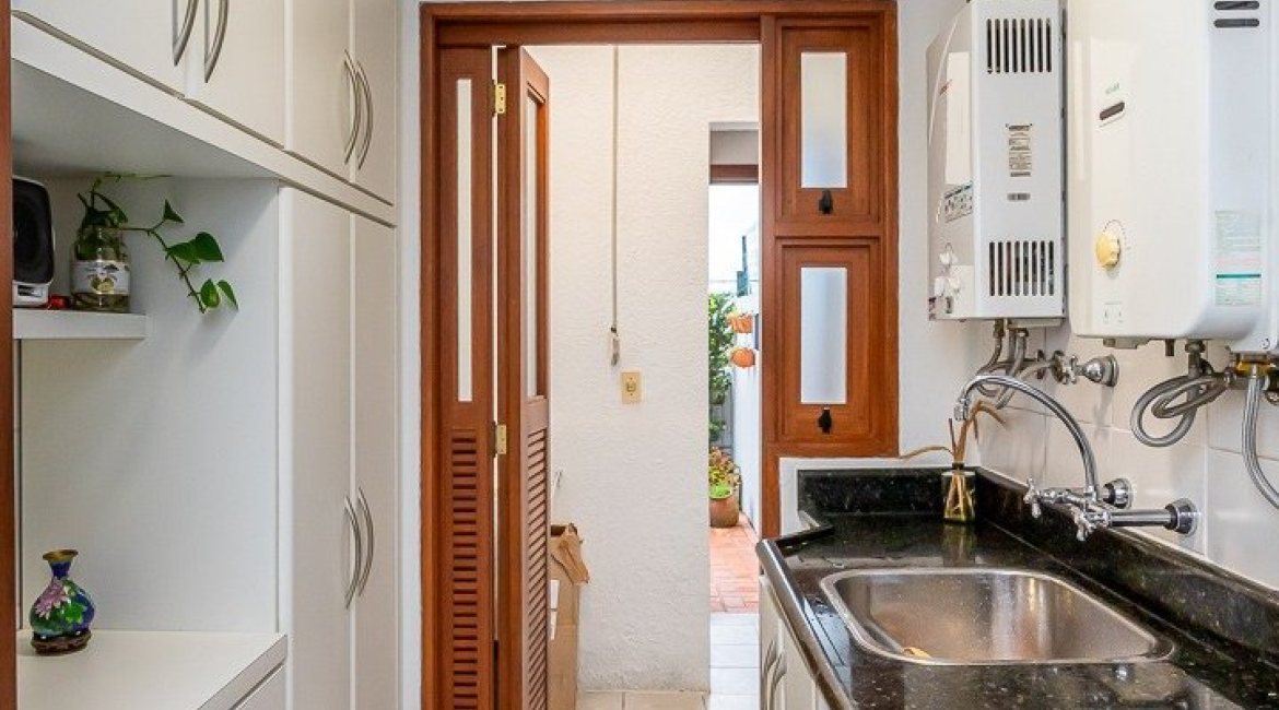 Casa em Condomínio à venda com 249m², 3 dormitórios, 1 suíte, 3 vagas, no bairro Vila Assunção em Porto Alegre