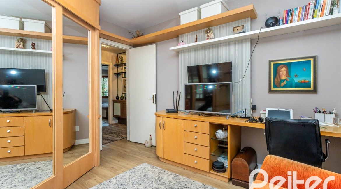 Casa em Condomínio à venda com 249m², 3 dormitórios, 1 suíte, 3 vagas, no bairro Vila Assunção em Porto Alegre