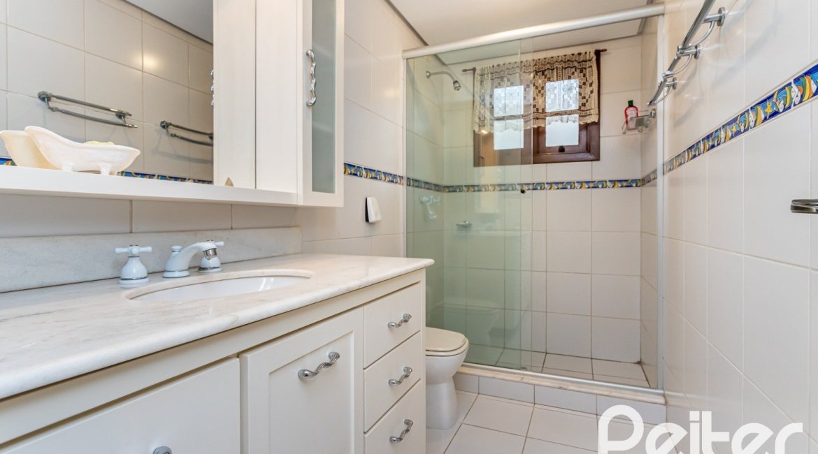 Casa em Condomínio à venda com 249m², 3 dormitórios, 1 suíte, 3 vagas, no bairro Vila Assunção em Porto Alegre