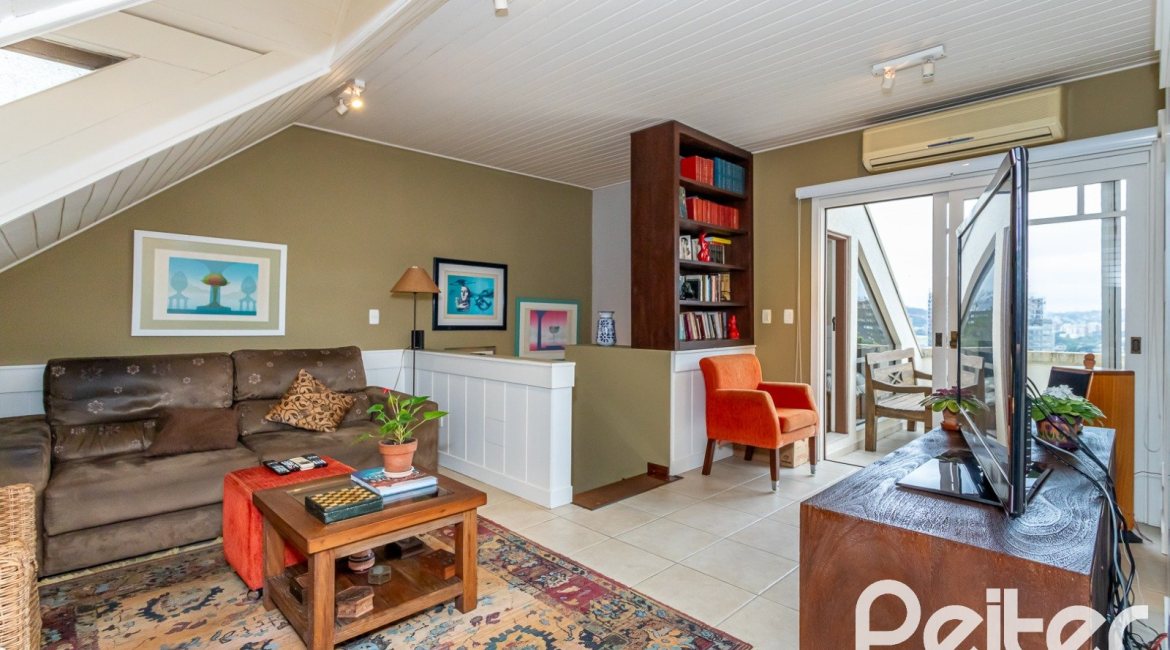 Casa em Condomínio à venda com 249m², 3 dormitórios, 1 suíte, 3 vagas, no bairro Vila Assunção em Porto Alegre