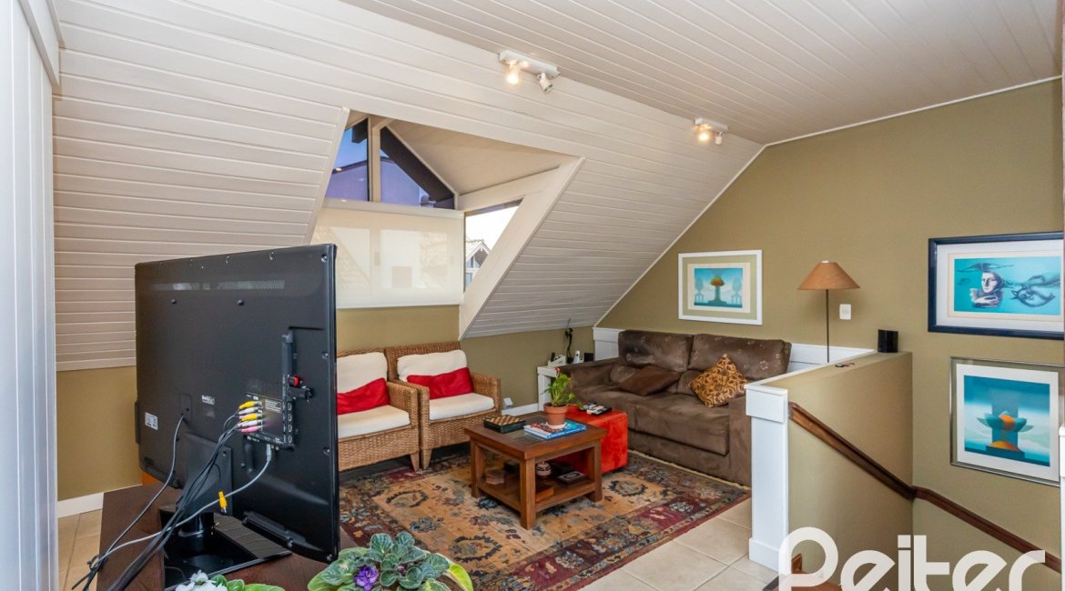 Casa em Condomínio à venda com 249m², 3 dormitórios, 1 suíte, 3 vagas, no bairro Vila Assunção em Porto Alegre