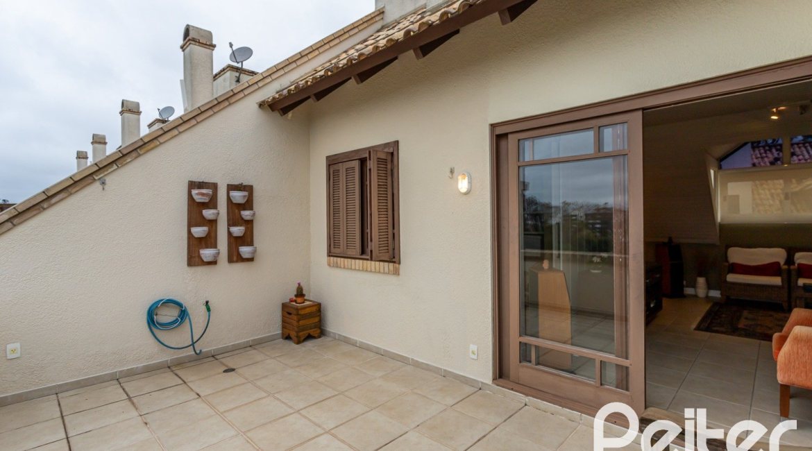 Casa em Condomínio à venda com 249m², 3 dormitórios, 1 suíte, 3 vagas, no bairro Vila Assunção em Porto Alegre