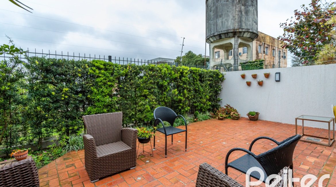 Casa em Condomínio à venda com 249m², 3 dormitórios, 1 suíte, 3 vagas, no bairro Vila Assunção em Porto Alegre