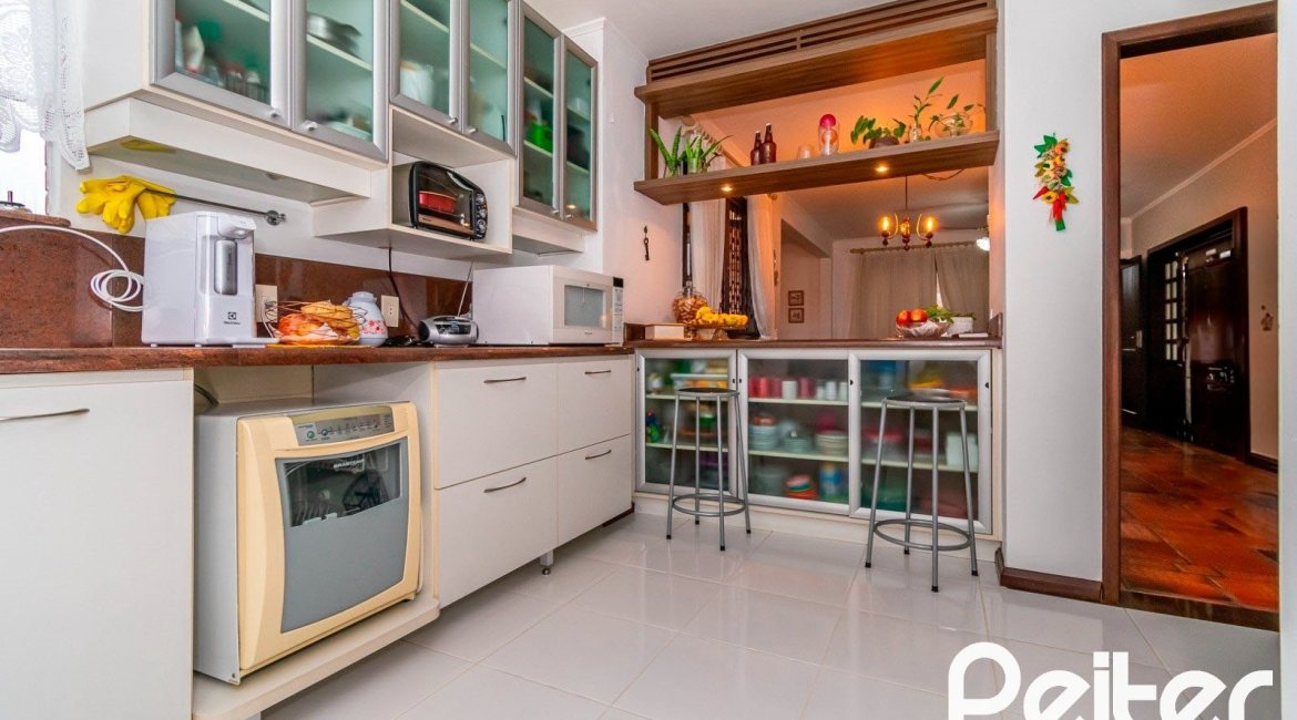 Cobertura à venda com 302m², 3 dormitórios, 1 suíte, 2 vagas, no bairro Tristeza em Porto Alegre