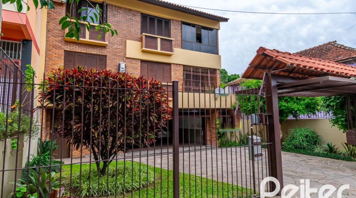 Cobertura à venda com 302m², 3 dormitórios, 1 suíte, 2 vagas, no bairro Tristeza em Porto Alegre