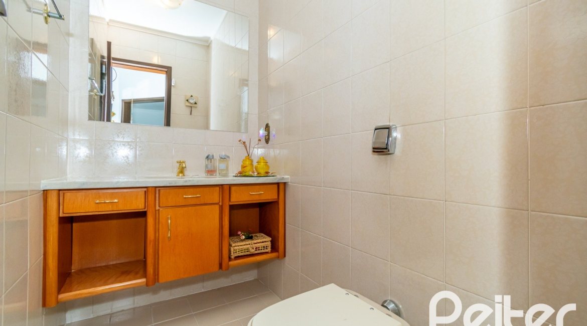 Cobertura à venda com 302m², 3 dormitórios, 1 suíte, 2 vagas, no bairro Tristeza em Porto Alegre