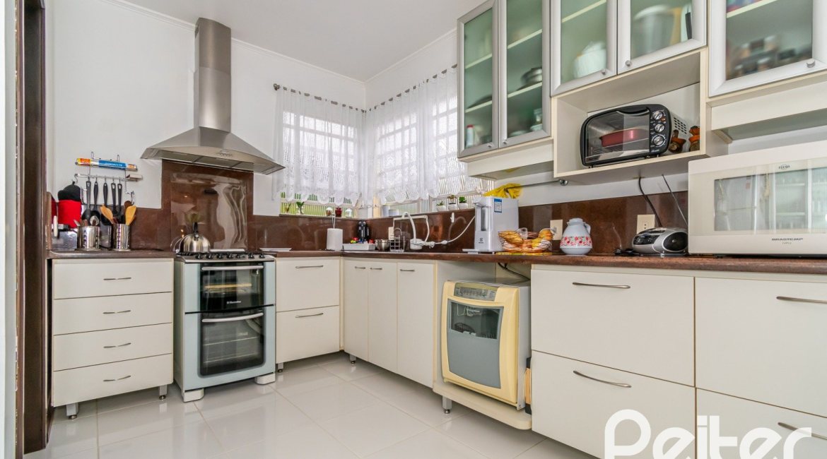 Cobertura à venda com 302m², 3 dormitórios, 1 suíte, 2 vagas, no bairro Tristeza em Porto Alegre