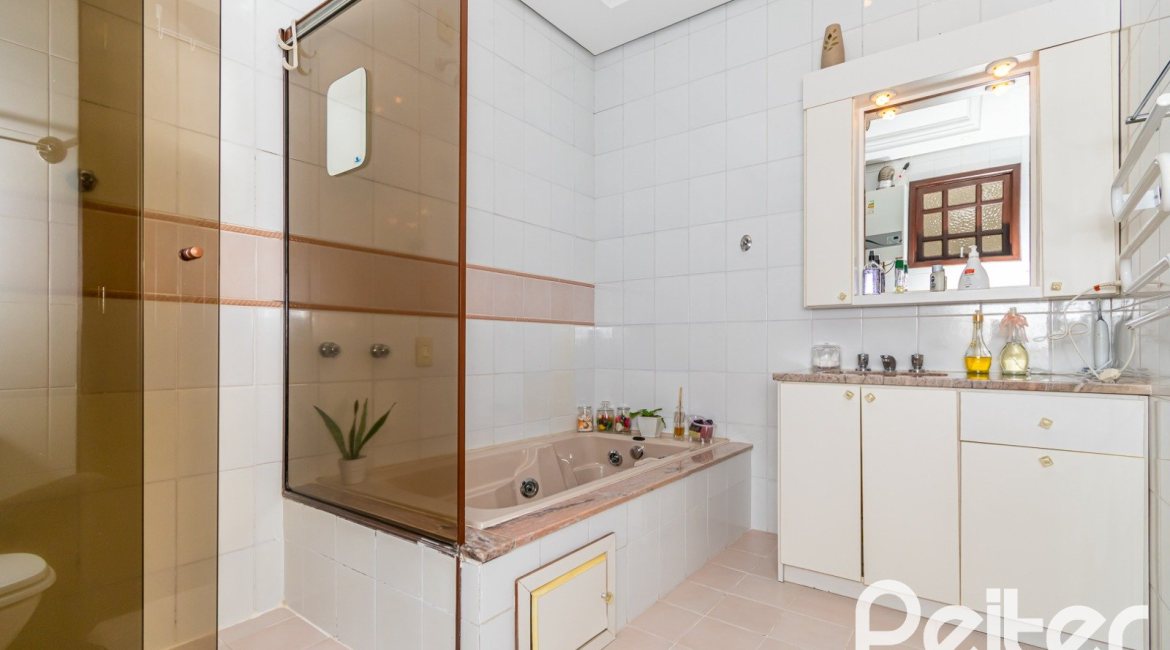 Cobertura à venda com 302m², 3 dormitórios, 1 suíte, 2 vagas, no bairro Tristeza em Porto Alegre