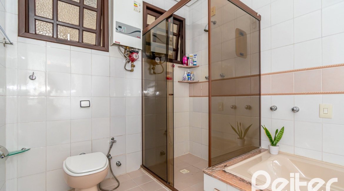 Cobertura à venda com 302m², 3 dormitórios, 1 suíte, 2 vagas, no bairro Tristeza em Porto Alegre