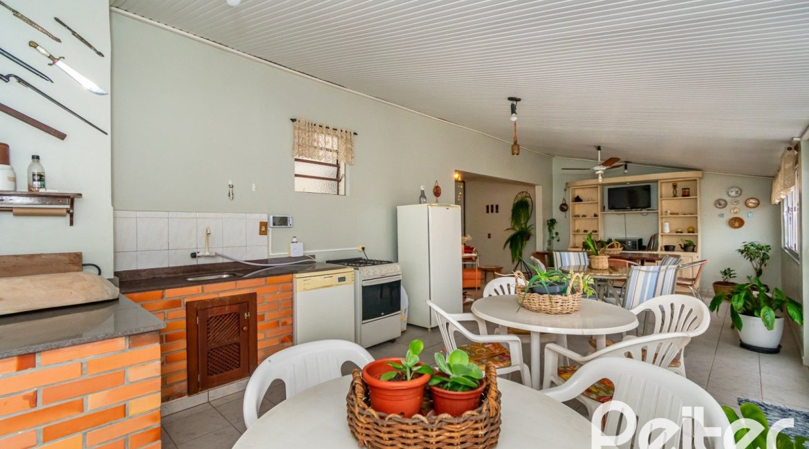 Cobertura à venda com 302m², 3 dormitórios, 1 suíte, 2 vagas, no bairro Tristeza em Porto Alegre