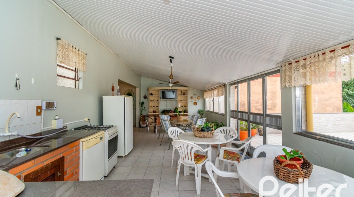 Cobertura à venda com 302m², 3 dormitórios, 1 suíte, 2 vagas, no bairro Tristeza em Porto Alegre