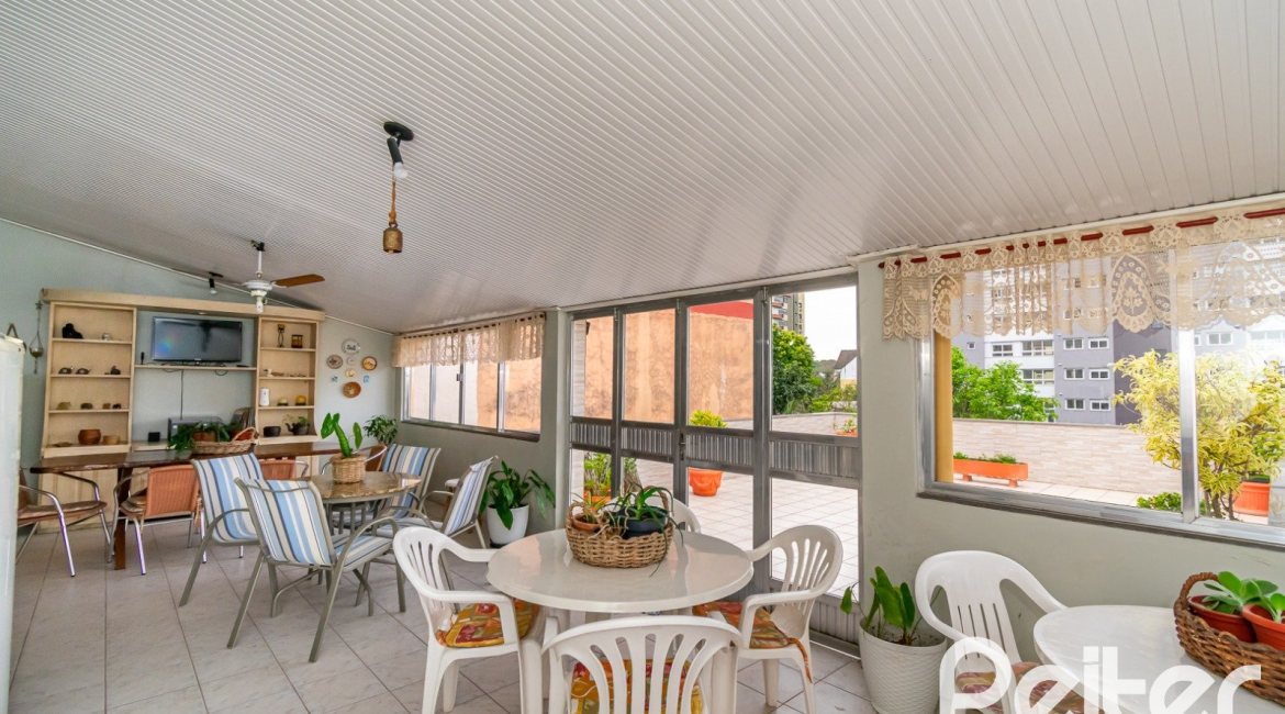 Cobertura à venda com 302m², 3 dormitórios, 1 suíte, 2 vagas, no bairro Tristeza em Porto Alegre