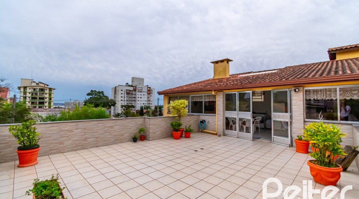 Cobertura à venda com 302m², 3 dormitórios, 1 suíte, 2 vagas, no bairro Tristeza em Porto Alegre