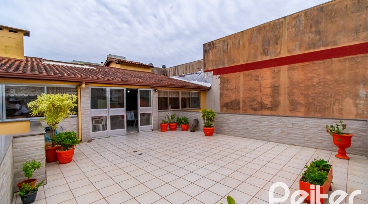 Cobertura à venda com 302m², 3 dormitórios, 1 suíte, 2 vagas, no bairro Tristeza em Porto Alegre