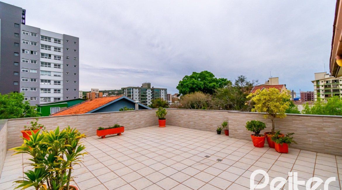 Cobertura à venda com 302m², 3 dormitórios, 1 suíte, 2 vagas, no bairro Tristeza em Porto Alegre