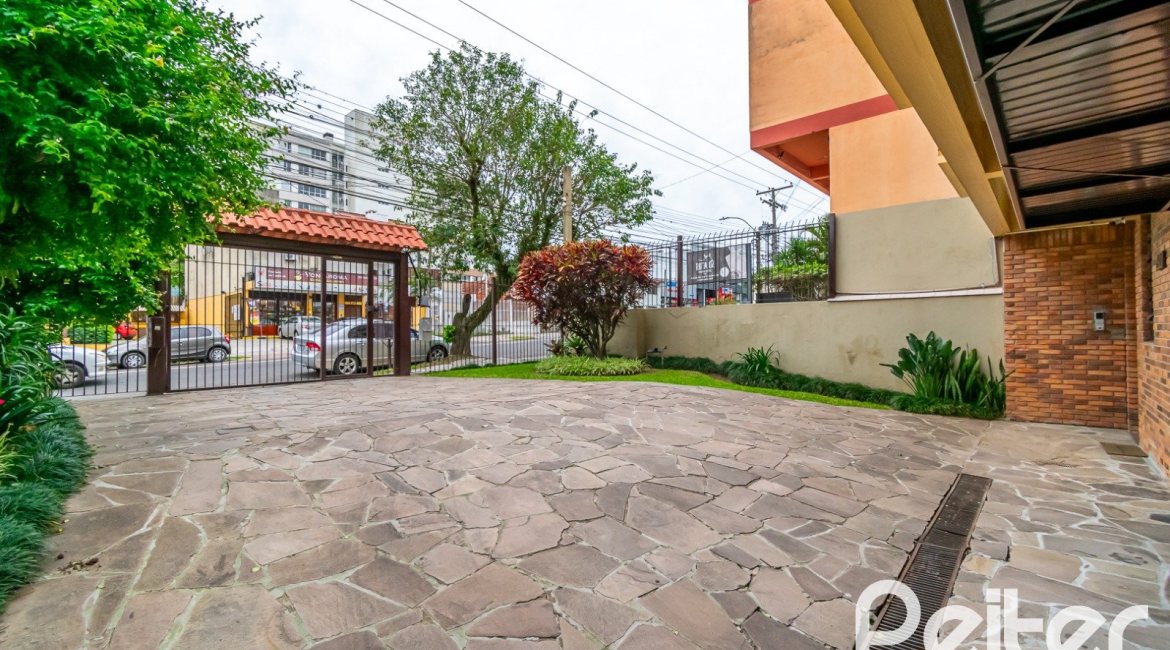 Cobertura à venda com 302m², 3 dormitórios, 1 suíte, 2 vagas, no bairro Tristeza em Porto Alegre