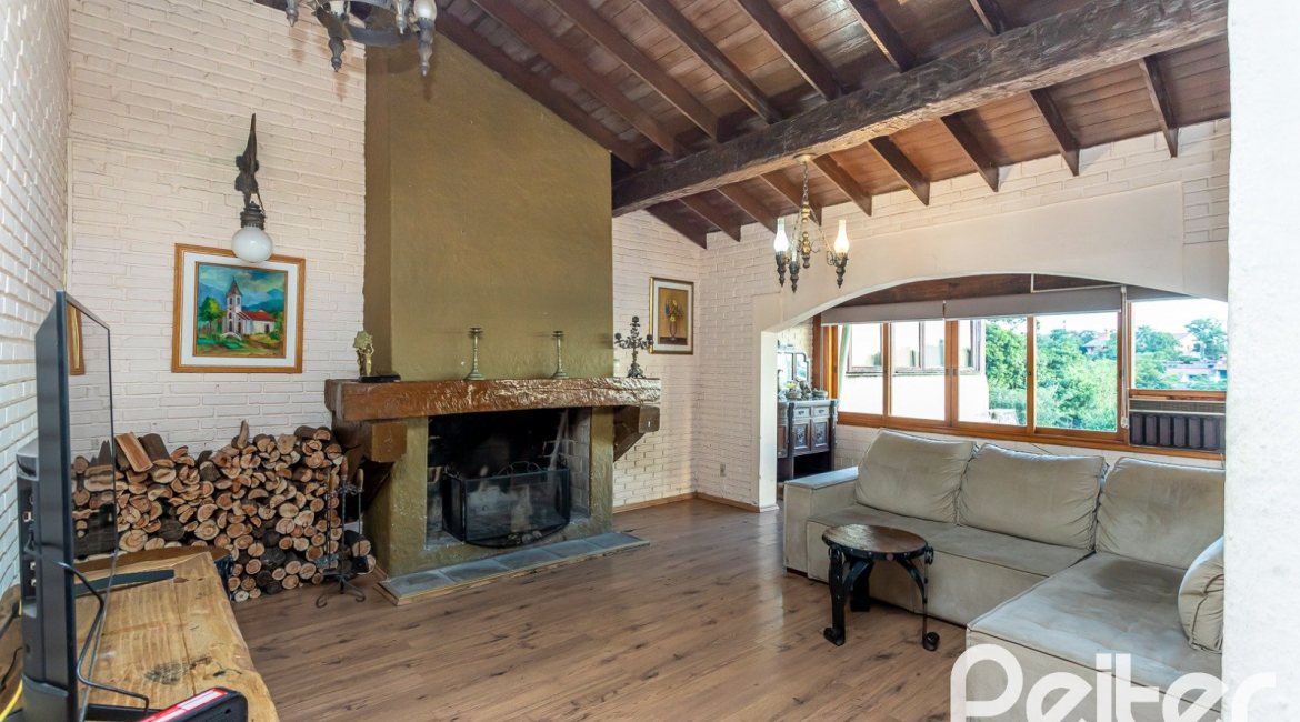 Casa à venda com 219m², 4 dormitórios, 1 suíte, 4 vagas, no bairro Vila Assunção em Porto Alegre