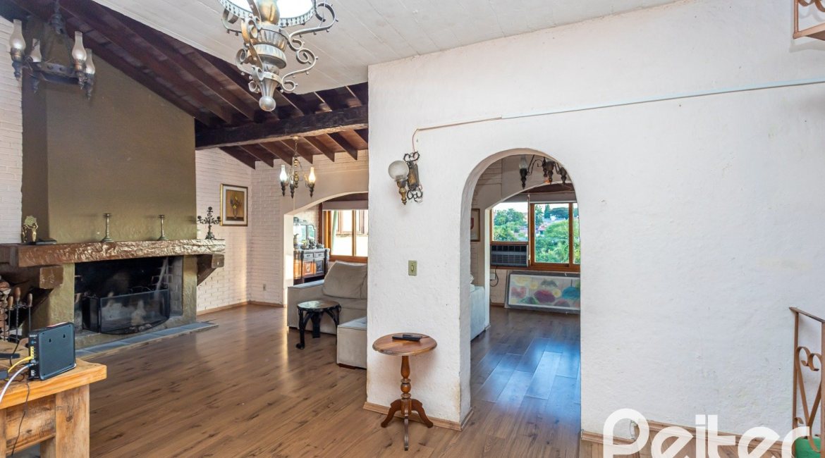 Casa à venda com 219m², 4 dormitórios, 1 suíte, 4 vagas, no bairro Vila Assunção em Porto Alegre