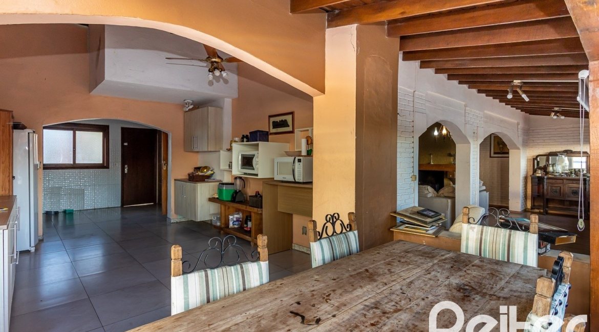 Casa à venda com 219m², 4 dormitórios, 1 suíte, 4 vagas, no bairro Vila Assunção em Porto Alegre