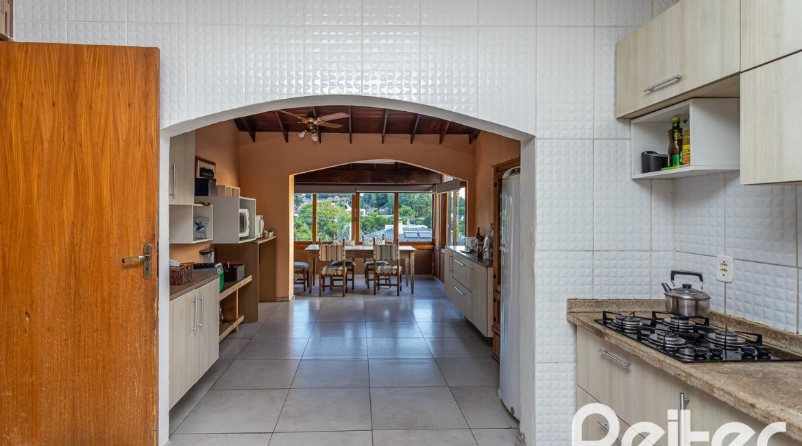 Casa à venda com 219m², 4 dormitórios, 1 suíte, 4 vagas, no bairro Vila Assunção em Porto Alegre