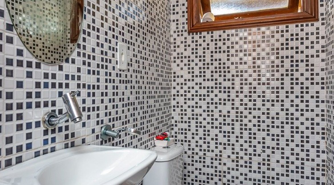 Casa à venda com 219m², 4 dormitórios, 1 suíte, 4 vagas, no bairro Vila Assunção em Porto Alegre