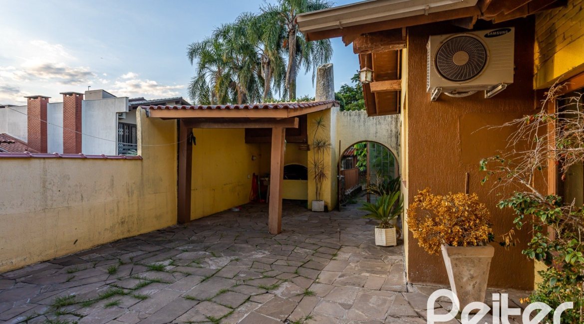 Casa à venda com 219m², 4 dormitórios, 1 suíte, 4 vagas, no bairro Vila Assunção em Porto Alegre