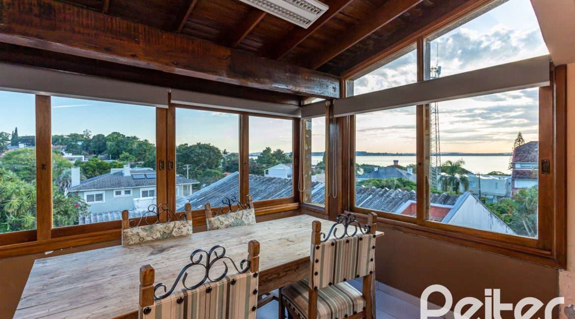 Casa à venda com 219m², 4 dormitórios, 1 suíte, 4 vagas, no bairro Vila Assunção em Porto Alegre