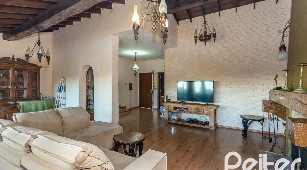 Casa à venda com 219m², 4 dormitórios, 1 suíte, 4 vagas, no bairro Vila Assunção em Porto Alegre