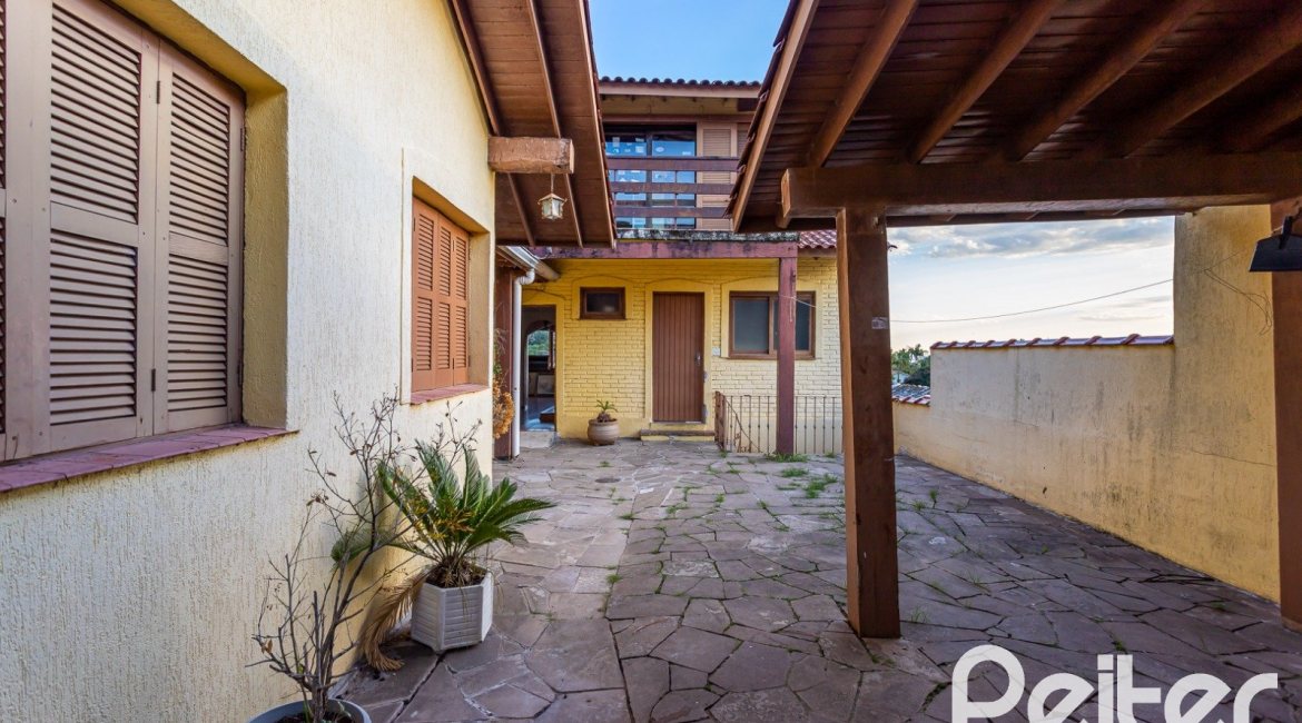 Casa à venda com 219m², 4 dormitórios, 1 suíte, 4 vagas, no bairro Vila Assunção em Porto Alegre