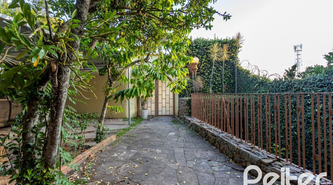 Casa à venda com 219m², 4 dormitórios, 1 suíte, 4 vagas, no bairro Vila Assunção em Porto Alegre