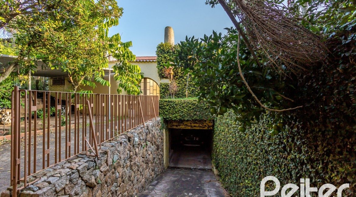 Casa à venda com 219m², 4 dormitórios, 1 suíte, 4 vagas, no bairro Vila Assunção em Porto Alegre