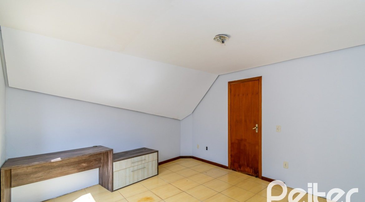 Casa à venda com 191m², 3 dormitórios, 1 suíte, 2 vagas, no bairro Guarujá em Porto Alegre