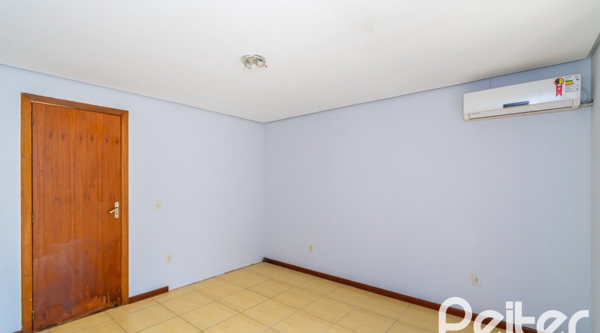 Casa à venda com 191m², 3 dormitórios, 1 suíte, 2 vagas, no bairro Guarujá em Porto Alegre